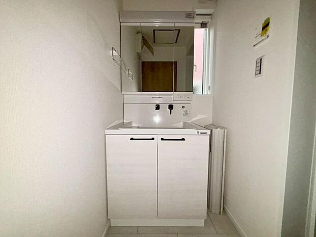 空間を効率的に利用し収納スペースを確保。一日の始まりと終わりを美しく演出します。