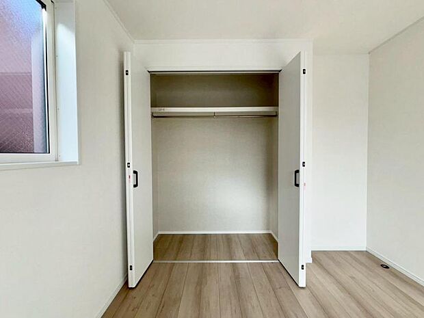 クローゼットは棚やハンガーパイプが付いた使いやすい設計。収納BOXなどもスッキリ収納できます。普段使わない季節用品やトランクなど、大きなものもラクラク収納できます。