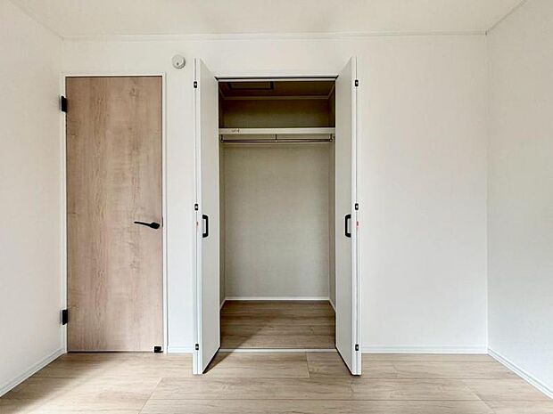 ベッドルームにも空間を上手く利用し、クローゼットを設置。クローゼットを有効活用すれば、生活空間をより上質なものにしてくれるでしょう。ベッドルームも綺麗に保てます。