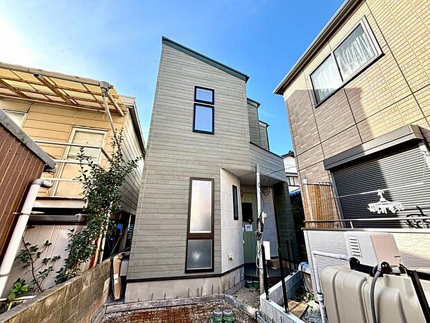 凛とした表情を見せる外観は時の移り変わりの中で様々な表情を見せてくれます。素材の持つ独特な存在感により「永く住み続ける住まい」にふさわしい住宅が完成しました。