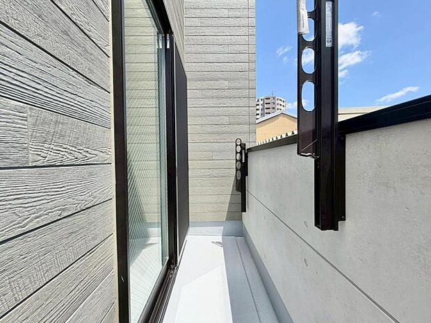 風の通り道。舞い込んでくる風が優しく躍り、室内に爽やかな空気を運んでくる。そこに季節の息吹を感じて、いまがどんな季節なのかを実感する。