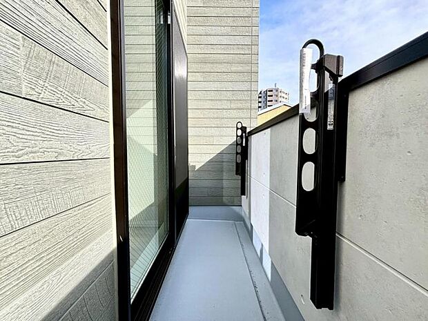 風の通り道。舞い込んでくる風が優しく躍り、室内に爽やかな空気を運んでくる。そこに季節の息吹を感じて、いまがどんな季節なのかを実感する。