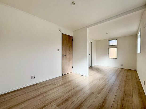 住まう方自身でカスタマイズして頂けるように「シンプル」にデザインされた室内。自由度が高いので家具やレイアウトでお好みの空間を創り上げられます。