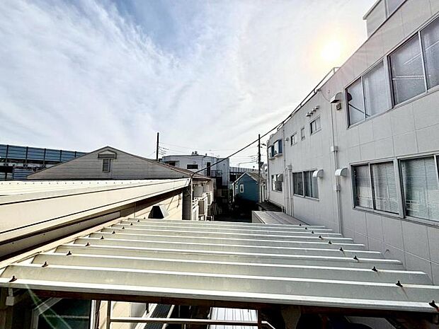 青いキャンパスに描かれた未来。この街に移り住み、この街で過ごす私たちの未来は、きっとこの雲のようにいろいろな形の幸せへと変わり、溢れるほど運んで来てくれることでしょう。