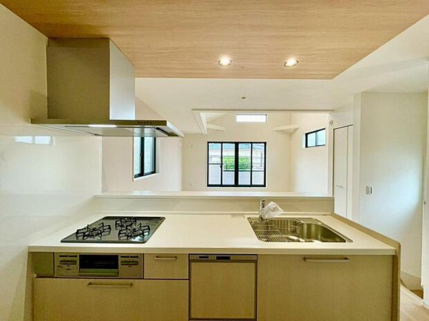 みんなの顔を見ながら家事ができる場所、食洗機付きキッチンは忙しいママには機能的でお気に入りの場所