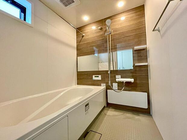 お子様と入れる広々としたバスルーム。一日の疲れを落とす場所としてリラックスできる空間、をコンセプトに内装カラーもこだわりました。