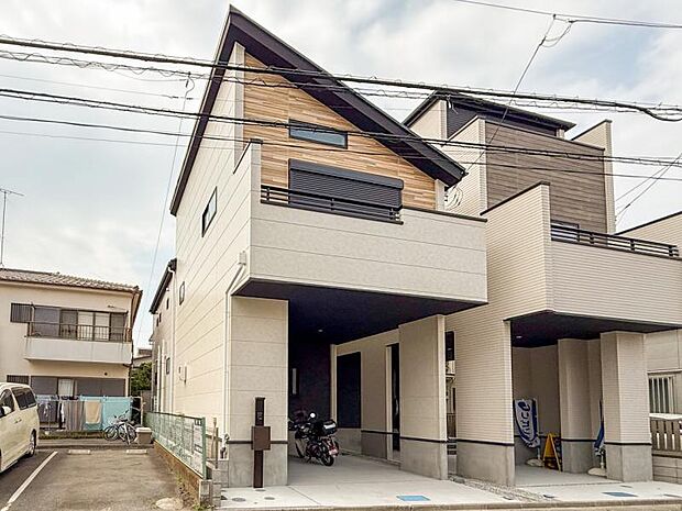 街に溶けこみ美しい景観を生み出すこの邸宅は採光や風通しまで考え抜いて造りあげました。外観の美しさだけでなくそこに住まうご家族様の心地良さを最優先しています。