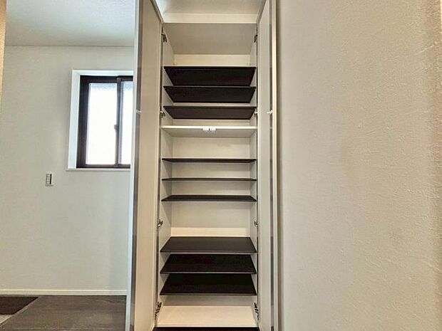 清潔感のある空間を保てるよう、収納スペースを広く設けており、たくさんある靴も収納できますし、玄関をスッキリ綺麗な空間に纏めます。（玄関収納）