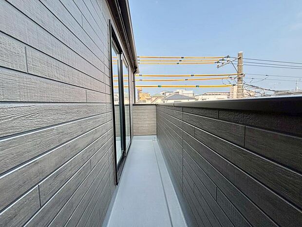 風の通り道。舞い込んでくる風が優しく躍り、室内に爽やかな空気を運んでくる。そこに季節の息吹を感じて、いまがどんな季節なのかを実感する。