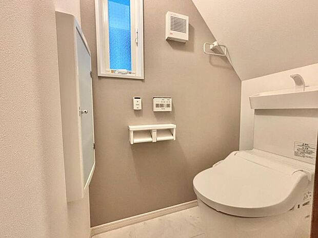 トイレは家の中に2ヶ所ございます。ご家族が忙しい朝も安心です。