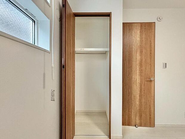 クローゼットは棚やハンガーパイプが付いており、スーツや上着などが収納可能です。