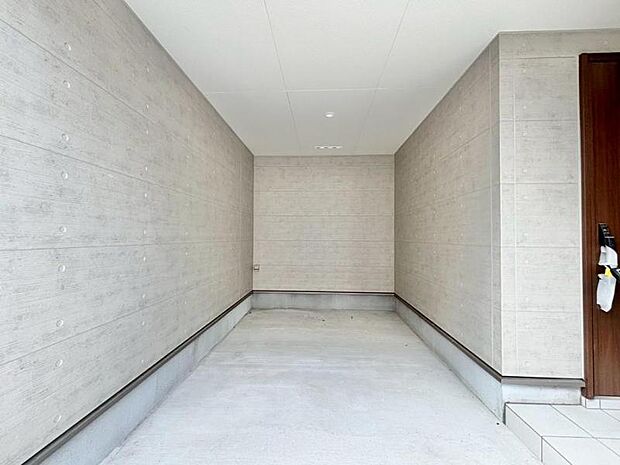 屋根付き駐車場、雨の日はお子様の遊び場にも