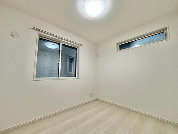 一日の疲れを取る主寝室は大型のベッドも配置が可能です。窓から注がれる光で家族とのコミュニケーションも明るくなりそうです。