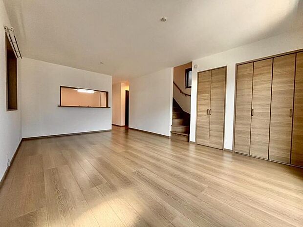 お気に入りのソファで一日ゆったりとくつろぐ時間を最優先にする。寝る前のひととき、柔らかな光の下で画集を開きながら静かなときを過ごしたい。そんな自分スタイルをかなえられる空間です。