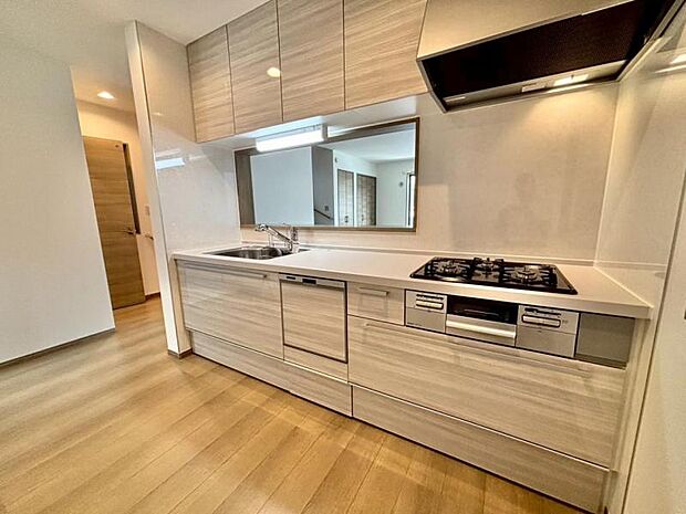 料理の幅を拡げてくれる三口コンロの使いやすいシステムキッチンを採用。ワイドなカウンターで、将来お子様と一緒にお料理をするときも重宝します。