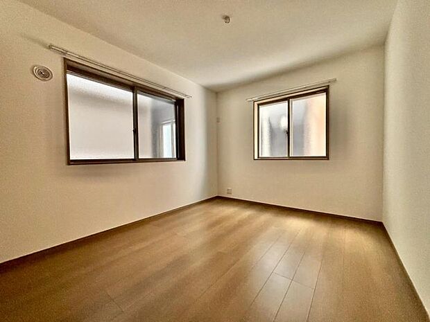 大きな窓からたっぷりと陽光が注がれる明るい空間。一日の疲れをいやしてくれる主寝室。時を忘れて過ごす場所として過ごせるお部屋。