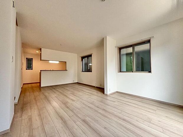 快適に過ごす条件は、一人ひとり違います。飾リ過ぎないシンプルな内装と偏り過ぎないデザインで統一しております。居住していく中であなただけの【マイホーム】に創り上げて下さい。