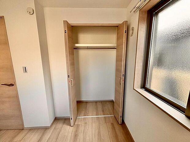 各居室にクローゼットがあり、洋服ダンスなどを置く必要がないのでお部屋を広く使えます。