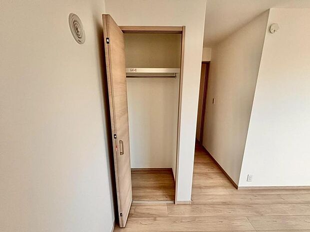 ベッドルームにも空間を上手く利用し、クローゼットを設置。クローゼットを有効活用すれば、生活空間をより上質なものにしてくれるでしょう。ベッドルームも綺麗に保てます。