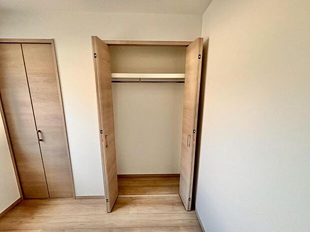 クローゼットは棚やハンガーパイプが付いた使いやすい設計。収納BOXなどもスッキリ収納できます。普段使わない季節用品やトランクなど、大きなものもラクラク収納できます。