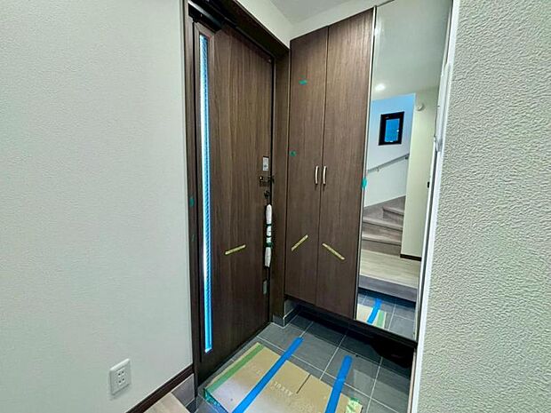 清潔感のある空間を保てるよう、収納スペースを広く設けていますので、たくさんある靴もすべて収納して頂け、玄関をスッキリ綺麗な空間に纏めます。