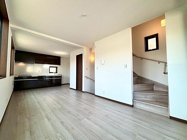 快適に過ごす条件は、一人ひとり違います。飾リ過ぎないシンプルな内装と偏り過ぎないデザインで統一しております。居住していく中であなただけの【マイホーム】に創り上げて下さい。