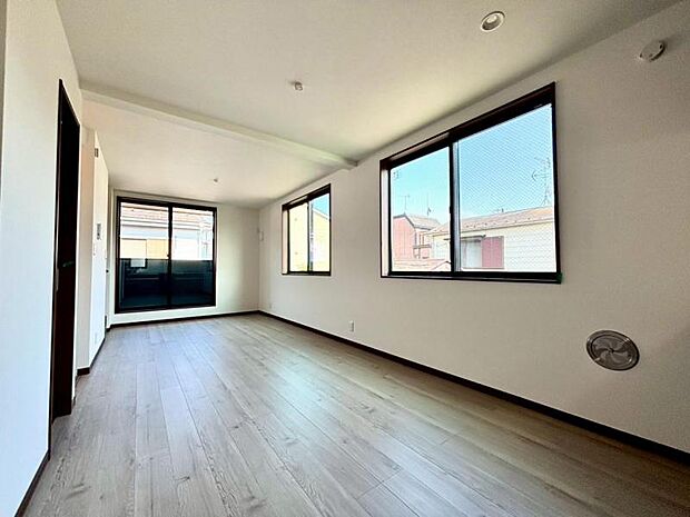 光と風があふれる開放的なリビングダイニングには自然と家族みんなが集まってきます。明るく穏やかな空気のなかで食べたり、笑ったり。そんな幸せを感じさせてくれる場所です。