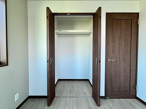 クローゼットは棚やハンガーパイプが付いた使いやすい設計。収納BOXなどもスッキリ収納できます。普段使わない季節用品やトランクなど、大きなものもラクラク収納できます。