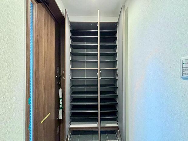 清潔感のある空間を保てるよう、収納スペースを広く設けており、たくさんある靴も収納できますし、玄関をスッキリ綺麗な空間に纏めます。