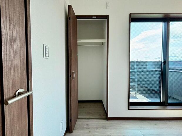 各居室にクローゼットがあり、洋服ダンスなどを置く必要がないのでお部屋を広く使えます。