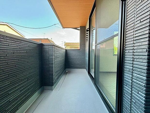 風の通り道。舞い込んでくる風が優しく躍り、室内に爽やかな空気を運んでくる。そこに季節の息吹を感じて、いまがどんな季節なのかを実感する。