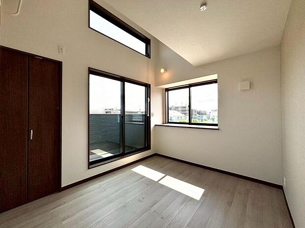 充分な収納スペースを確保。居室内に余計な家具を置く必要がないので、シンプルですっきりとした暮らしが実現しています。空間にゆとりがあると、気持ちにもゆとりが生まれそうです。