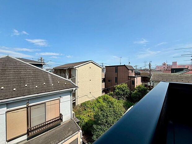 陽の光に照らされるバルコニーを、爽やかな涼風が吹き抜けていきます。心を落ち着かせ開放してくれる眺望が今日も家族を包み込みます。