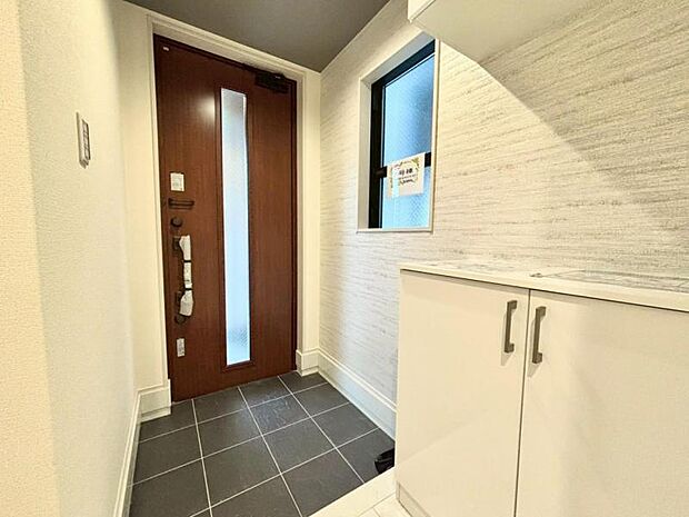 清潔感のある空間を保てるよう、収納スペースを広く設けていますので、たくさんある靴もすべて収納して頂け、玄関をスッキリ綺麗な空間に纏めます。