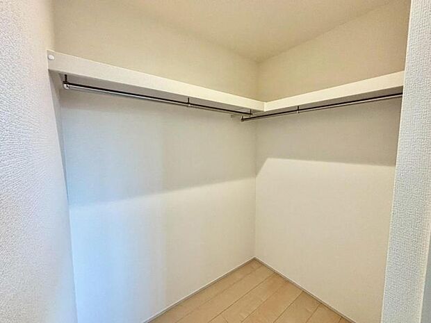 ウォークインクローゼットがある生活はクローゼット内で着替えができますし、その日のコーディネートが簡単にえらぶことができます。大きな荷物も収納できますね。