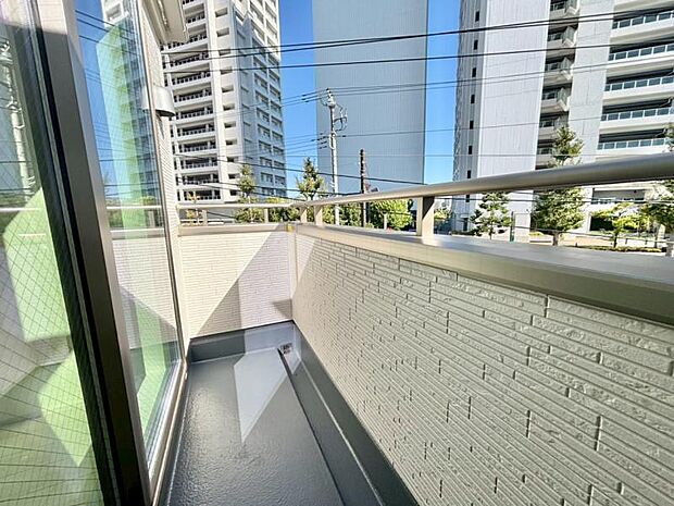 風の通り道。舞い込んでくる風が優しく躍り、室内に爽やかな空気を運んでくる。そこに季節の息吹を感じて、いまがどんな季節なのかを実感する。