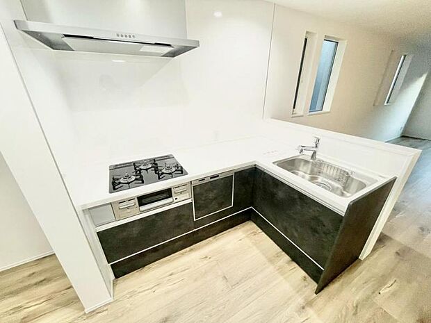 シンプルで使いやすい設計のキッチン。毎日の料理が快適に。