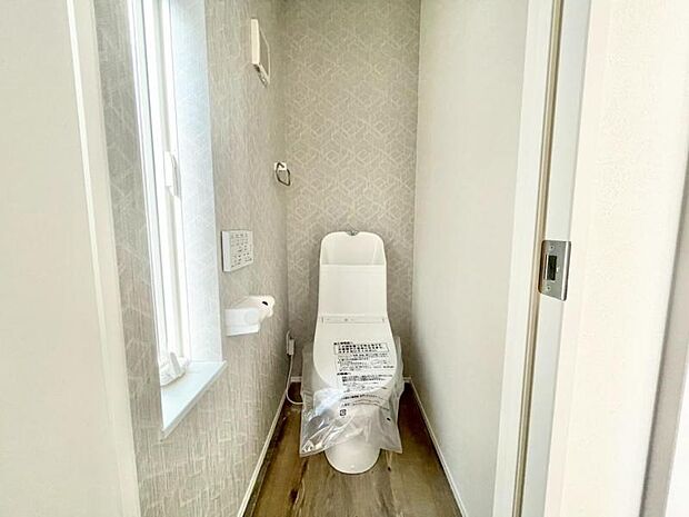 広々としたトイレ空間で、圧迫感を感じることなく快適に使用できます。