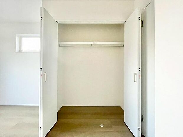広々とした収納スペースがあり、衣類や日用品をすっきり整理できます。