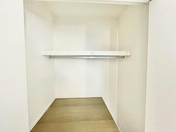 広々とした収納スペースがあり、衣類や日用品をすっきり整理できます。