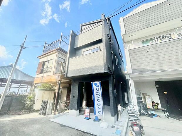 落ち着いた色合いで、周囲の街並みに馴染む外観です。