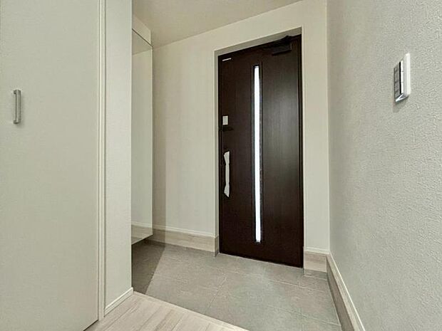 広々とした玄関で大切なお客様をお出迎え。明るく気持ちの良い玄関は気持ちが盛り上がります。シューズボックスについている鏡は靴を履いた全身を写せるので外出時の最終チェックに最適です。