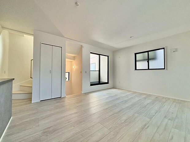 大きなソファを置いてゆったりとご生活頂けるリビング。家族が集まる場所だからこそゆったりとした空間を実現しています。