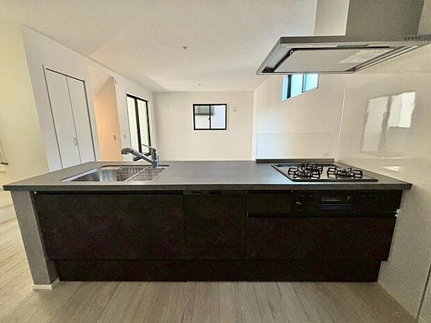 料理の幅を拡げてくれる三口コンロの使いやすいシステムキッチンを採用。ワイドなカウンターで、将来お子様と一緒にお料理をするときも重宝します。