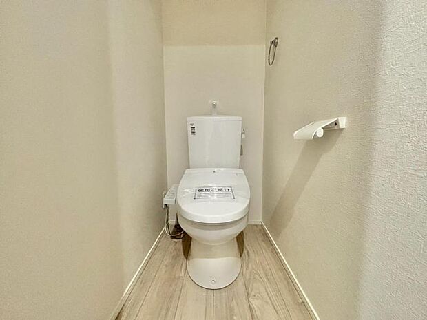 清潔感溢れるトイレ。落ち着いた空間で安らぎのひとときをお過ごしいただけます。