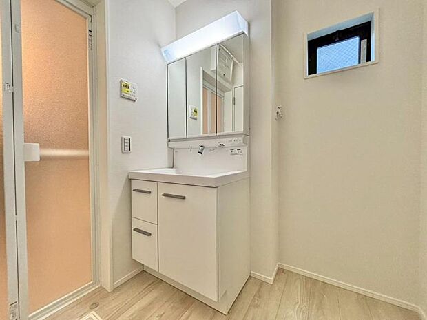 洗顔や手洗いはもちろん、シャンプーも行える多機能洗面台。収納力のある三面鏡を採用することで洗面台周りもスッキリした空間に。