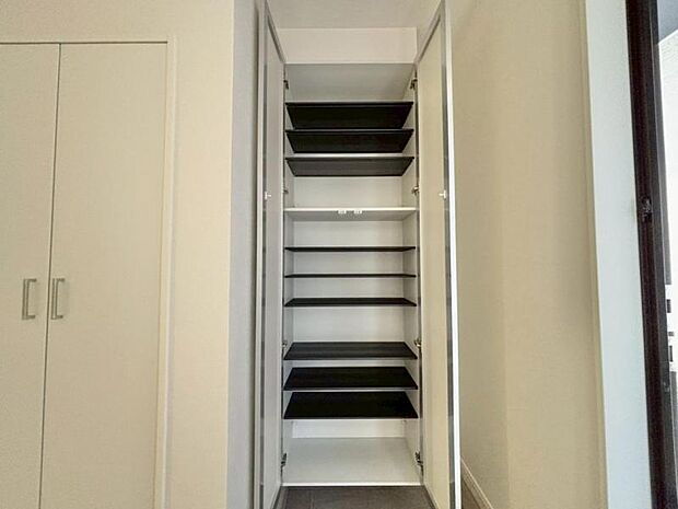 清潔感のある空間を保てるよう、収納スペースを広く設けており、たくさんある靴も収納できますし、玄関をスッキリ綺麗な空間に纏めます。(玄関収納)