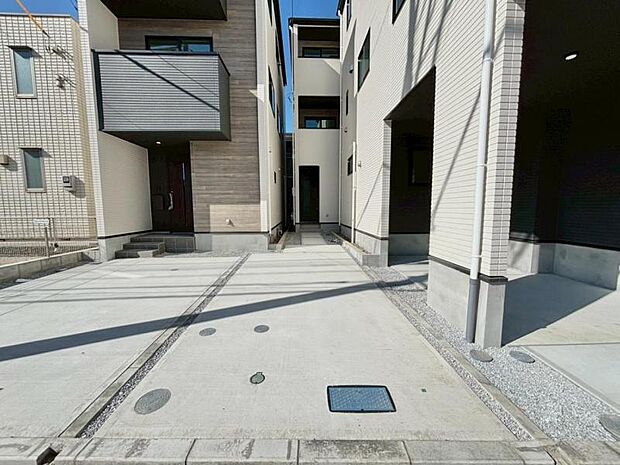 建物につながる駐車スペース。重いものの、荷物の出し入れも安心。小さなお子様も安心・安全の乗り降りができます。車が汚れたら洗えるのもうれしいですね。 (駐車場)