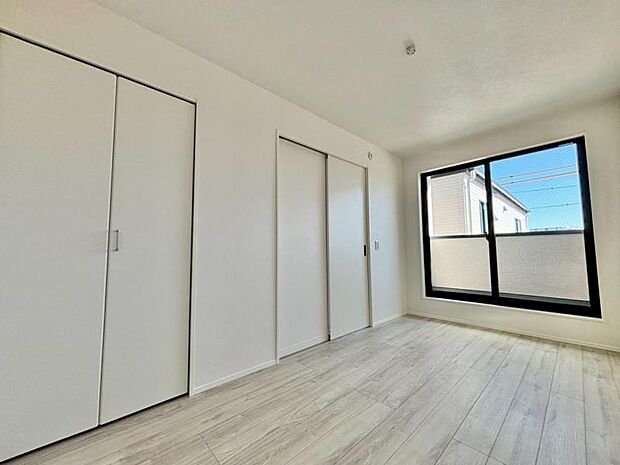 過ぎ行く時間をゆったりと感じることができる落ち着いたお部屋。リビングで楽しく過ごした後はプライベートな時間を満喫できます。静かな環境でリラックスタイムをスタートさせてください。