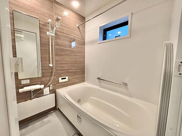 光に照らし出されたバスルーム。膨よかな湿度と静かに揺れる眼前の水面。広い浴槽にゆっくりと身を沈め深く瞑想をすれば、また新たな活力が膨らんできます。